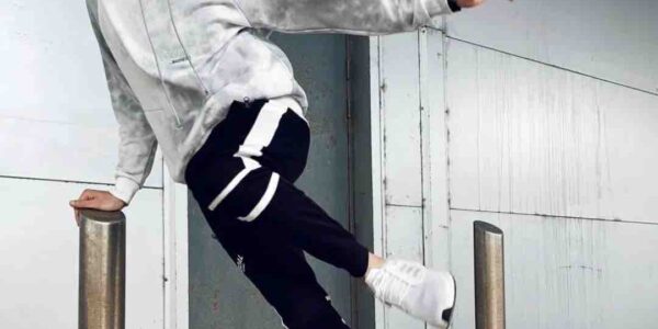 Football-Freestyler-For-Hire-Performs-Stunts