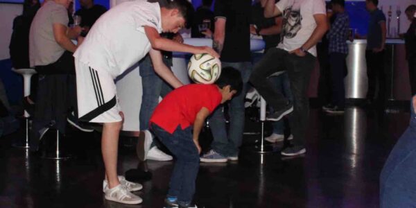 Football-Freestyler-Teaches-Football-Tricks