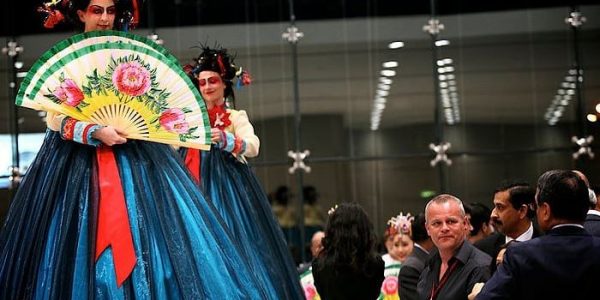 Geisha-Stilt-Walkers