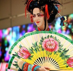 Geisha-Stilt-Walkers-For-Hire