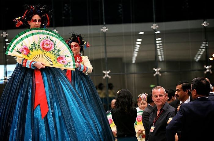 Geisha-Stilt-Walkers