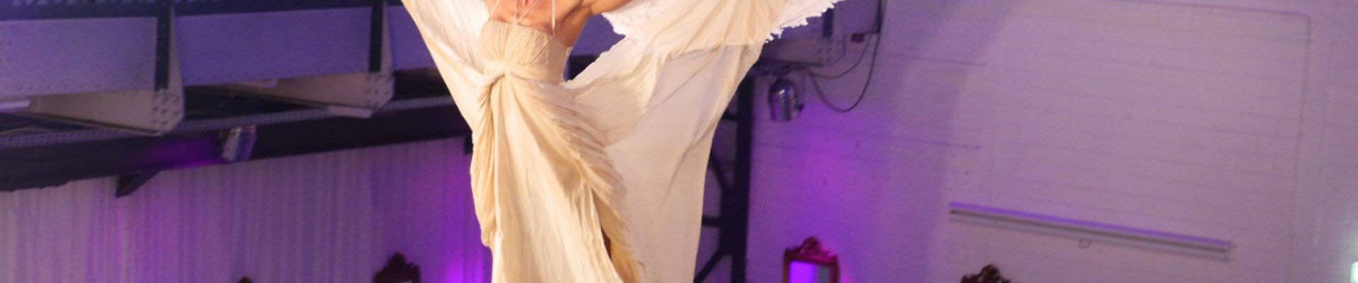 Gliding-Sway-Pole-Performer Gliding-Sway-Pole-Performer