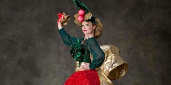 Highly-Detailed-Christmas-Stilt-Entertainers