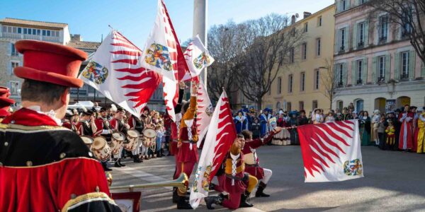 Italian-Flag-Entertainers-Perform-For-Crowd