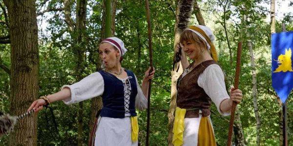 Medieval-Maids-On-Stilts