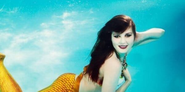 Mermaid-Performer-Under-Water