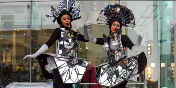 Mirror-Themed-Walkabout-Entertainers