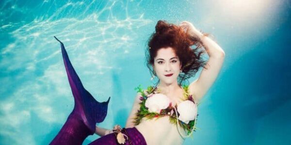 Real-Mermaid-Performer-Under-Water