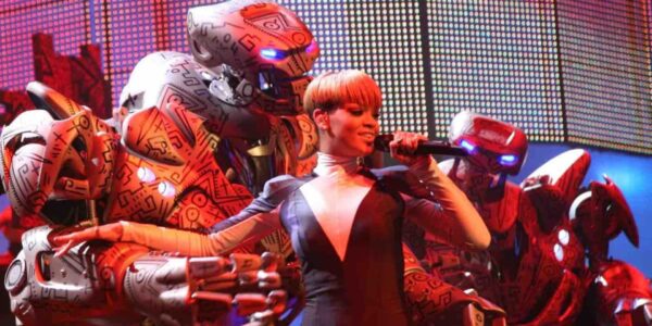 Rihanna-On-Stage-With-Robot