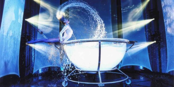 Synchronised-Swimmer-Acrobatic-Display