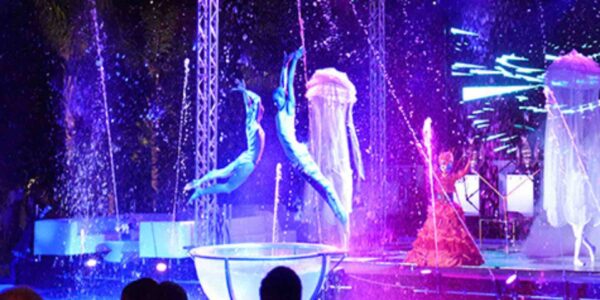 Synchronised-Swimmers-Acrobatic-Display