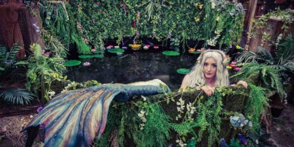 Themed-Mermaid-Performance-In-Pool