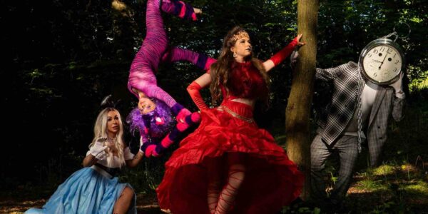 Themed-Wonderland-Acrobats