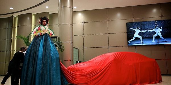 Traditional-Japanese-Geisha-Stilt-Walkers-For-Hire