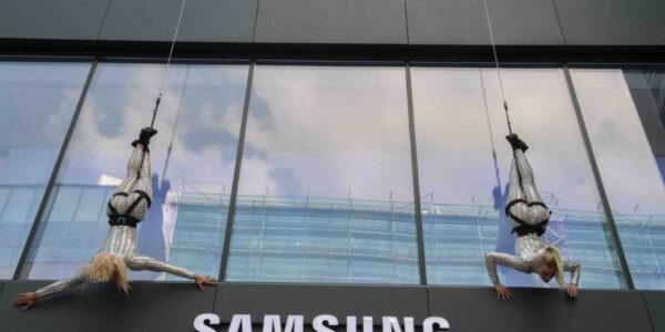 Wall-Acrobatic-Performance-Samsung