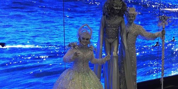 Winter-Wonderland-Themed-Stilt-Performers