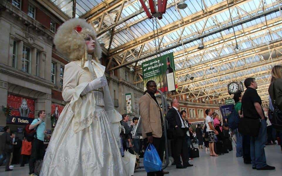 masquerade-human-statue-entertainment