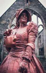 humanstatue-misscopperkettle-2-.jpg