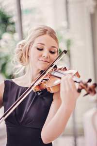 Classical violinist for hire. Book our contemporary electric violinist for award ceremonies in the UK & London.