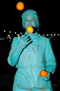 Juggling human statue and street entertainer