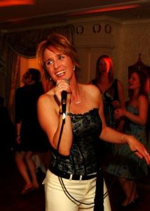 Country Heidi is a talented musician who is available to book for weddings in London & the UK.