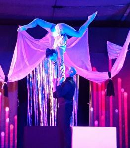 Adagio acrobalance show. Book our cirque-style hand balance acrobats in the UK & Italy.
