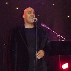 Solo singer for weddings and corporate event hire, London and the UK
