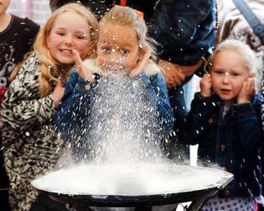 Science experiments for kid's parties. Book The Bizarre Nose Test for corporate events in London & the UK.