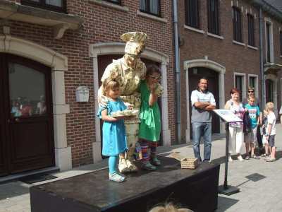 Family fun day entertainment for hire. Our family fun day entertainment is available in London and the UK.