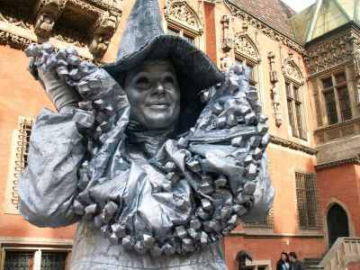 The Belle human statue available for hire in London and the UK