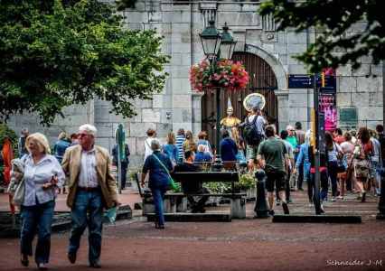 Modern living statues available to hire for your event