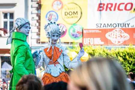 Statue performers available for hire
