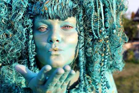 Unique statue performers