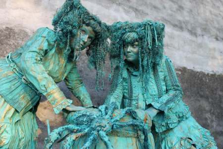 Fantastic interactive statue act