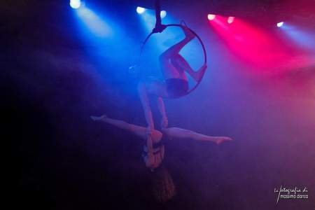 Book an acrobalance duo act for weddings in London and the UK