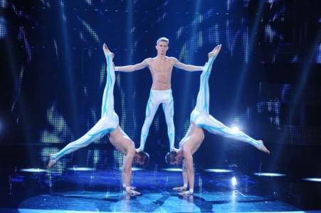 Acrobatic Trio for hire. Book our acrobatic walkabout performers for private parties in the UK & London.