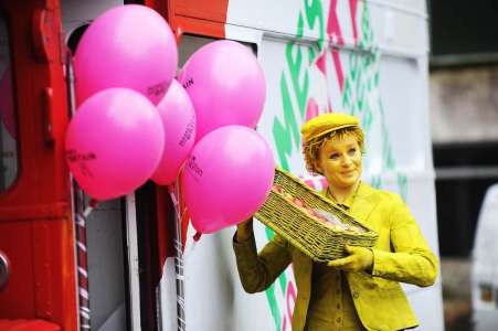 Yellow themed human statue for hire.