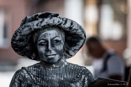 Interactive statue act for hire