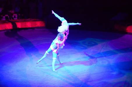 Acrobatic performers for hire. Book our acrobalance show for gala dinners in the UK & London.
