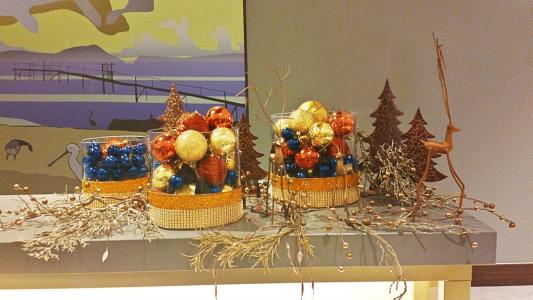 Bespoke Front Desk & Lobby Christmas Decor 4