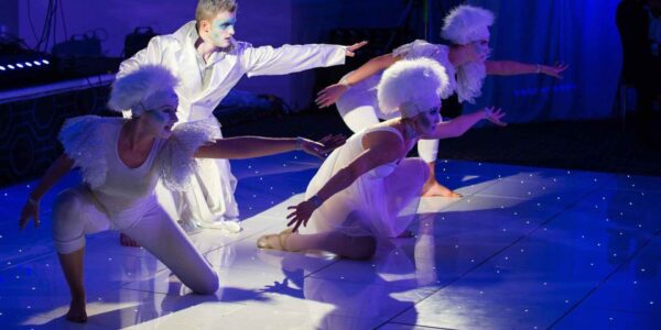 Christmas-Themed-Acrobatic-Performers