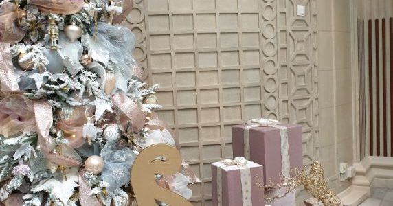 Sleigh decoration with Rose Gifts