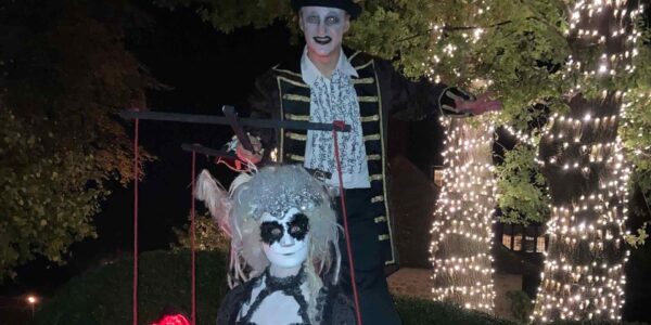 Spooky-Puppeteer-and-Puppet-Walkabout-Entertainers