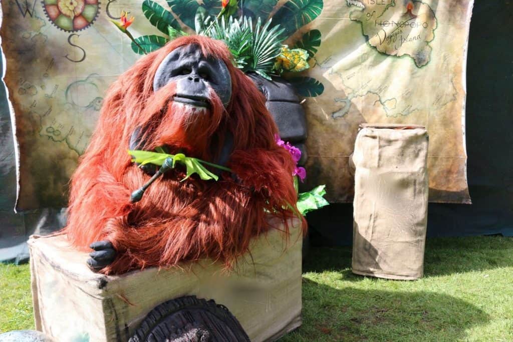 Animondium for hire. Our animal walkabout acts are available to book for children's events in London & the UK.