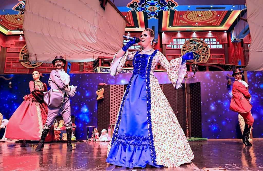 Book our Family Christmas Show for Christmas Shopping Centres events in London and across the UK.