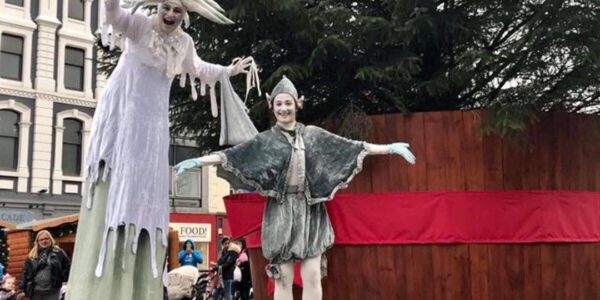 Acrobatic-And-Stilt-Walking-Christmas-Entertainers