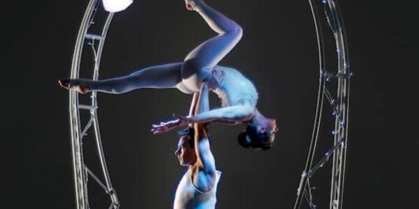 Acrobatic-Christmas-Themed-Performance