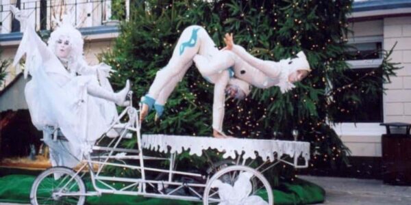 Acrobats-Balancing-On-Moving-Chariot