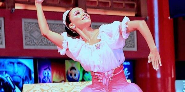 Ballerina-Christmas-Performer