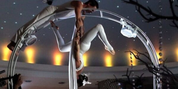 Christmas-Aerial-Acrobatic-Show